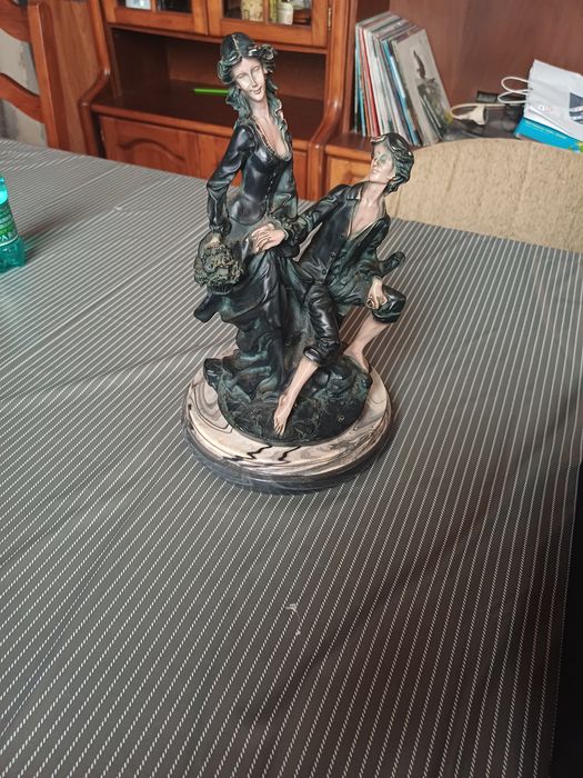 Peças decorativas e mesa