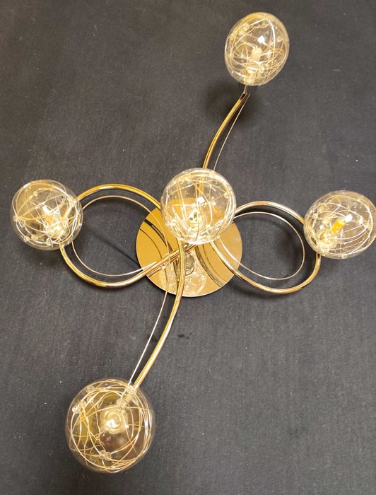 Chromowana lampa sufitowa z szklanymi kloszami w kształcie kul