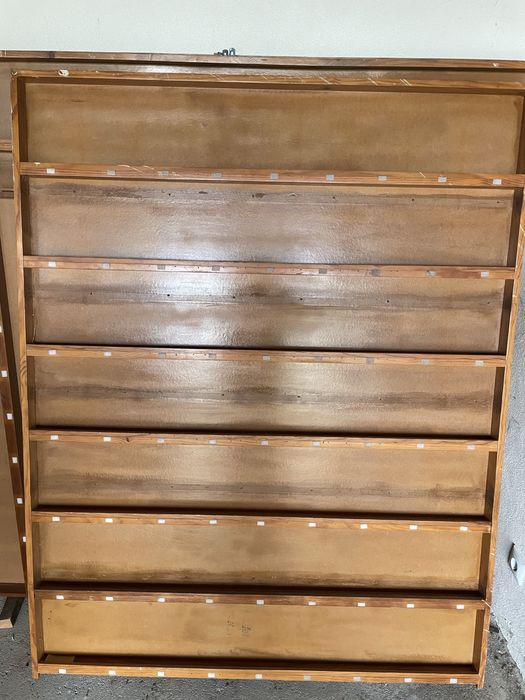 Estantes/ expositores de madeira