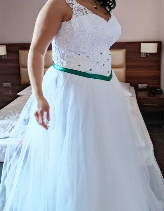 Suknia ślubna / zielony pas