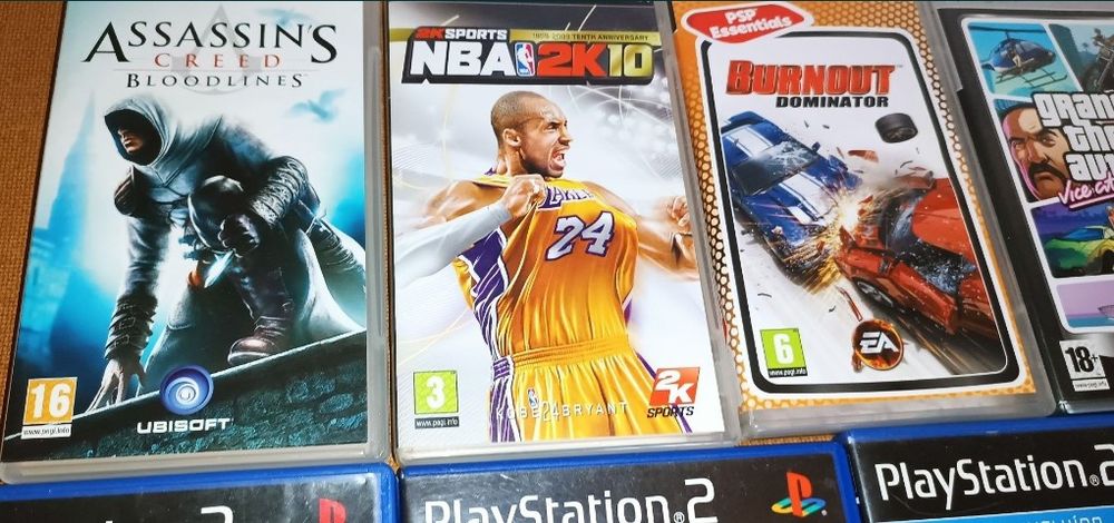 Caixas de jogos com manuais vazias na sua maioria PS 2 e PSP