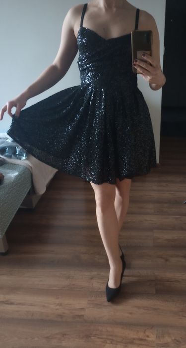 Sukienka w cekiny na ramiączkach