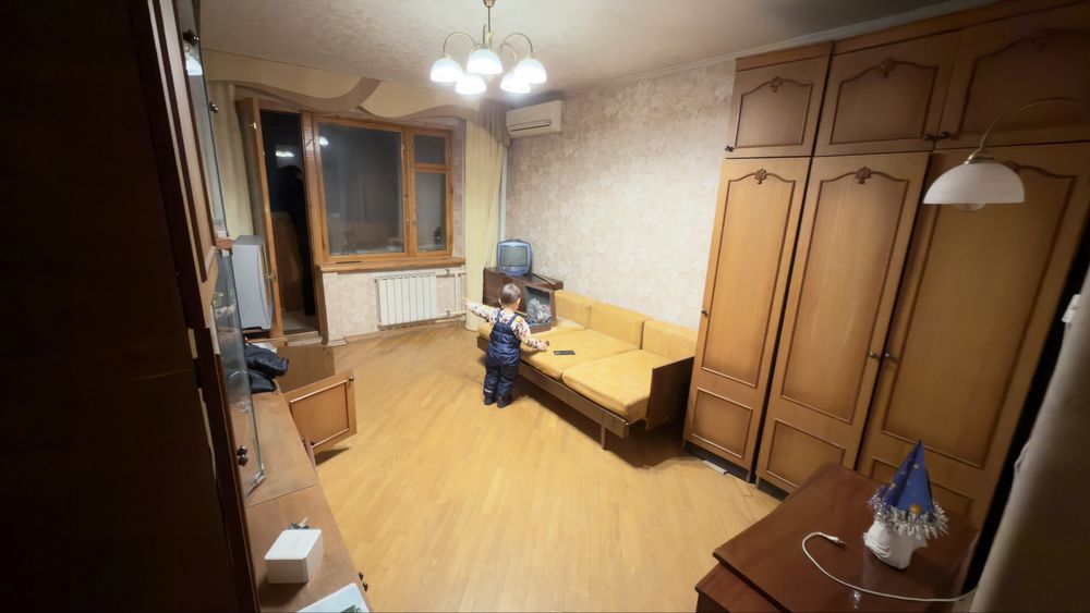 Меблі шкаи, софа, телевізор