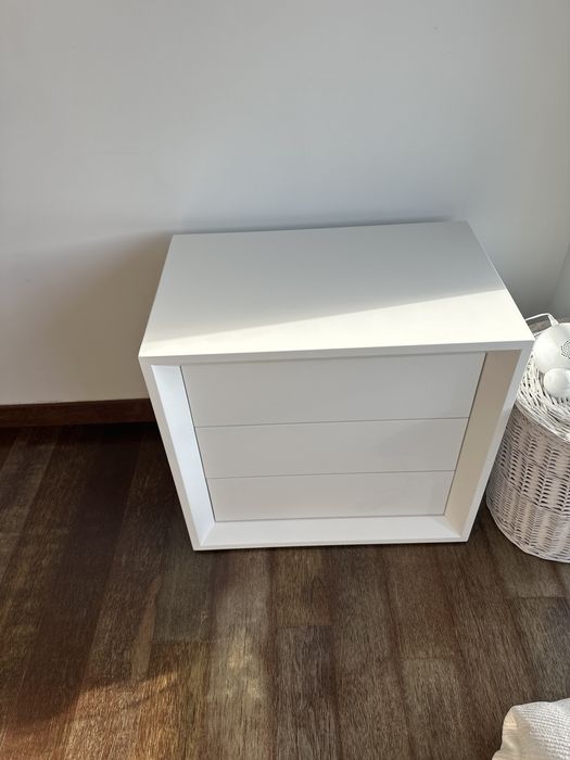 Conjunto duas mesas de cabeceira + comoda