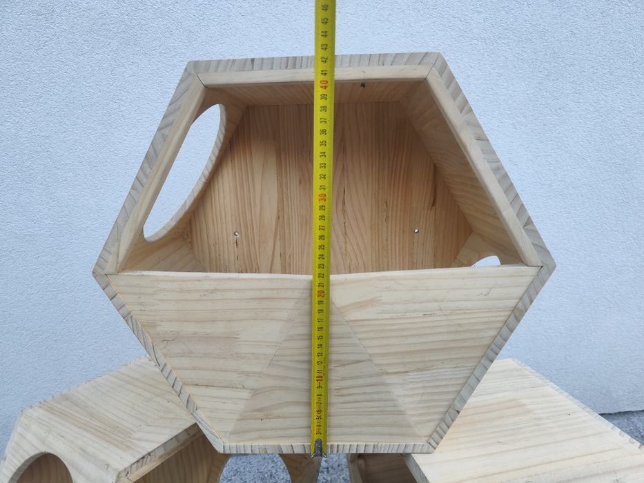 Domek dla kota na ścianę