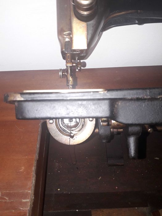 Máquina de Costura Antiga OLIVA com Móvel Original - Completa e Estimada