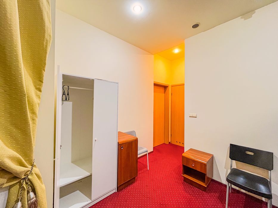 Четырёхместная комната, разделённая на две зоны, со своим душем