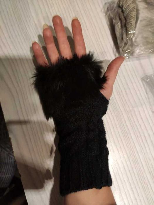 Śliczne rękawiczki bez palców z futerkiem
