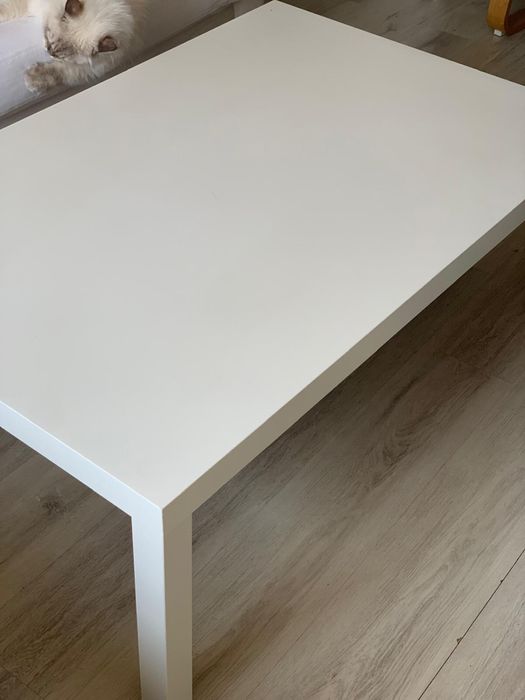 Biały stół do pokoju