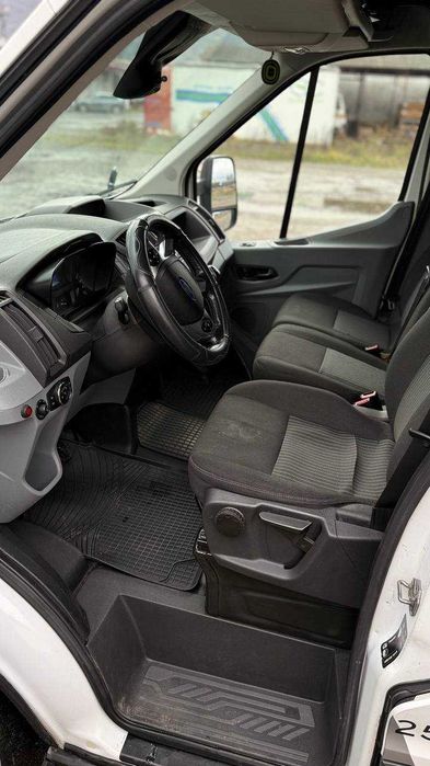 Автомобіль Ford Tranzit
