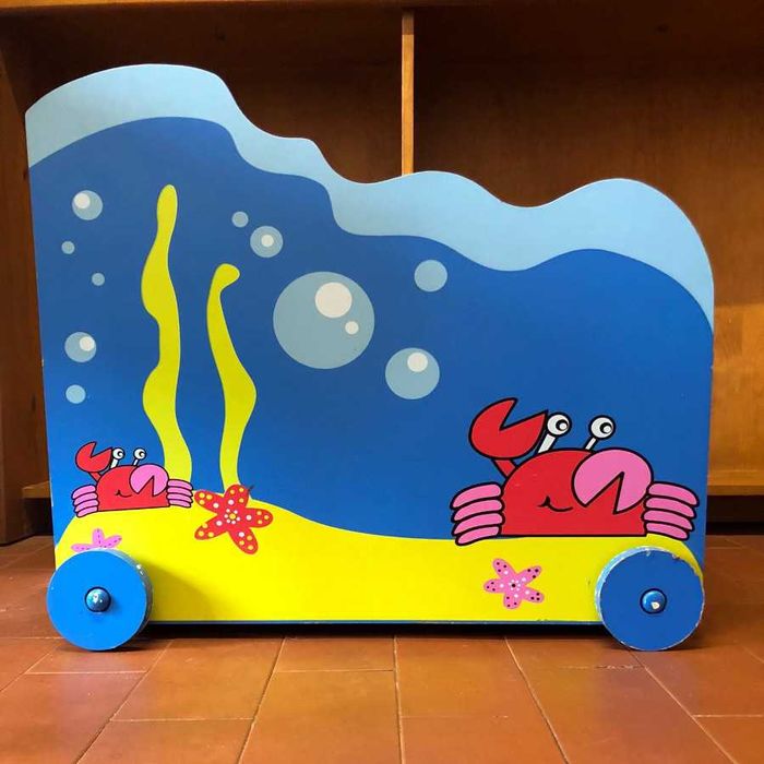 Caixa de brinquedos em madeira com rodas