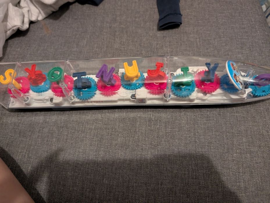 Kolorowy pociąg gra i święci i jeździ