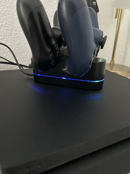 Playstation 4 , 2 comandos + Carregador para comandos