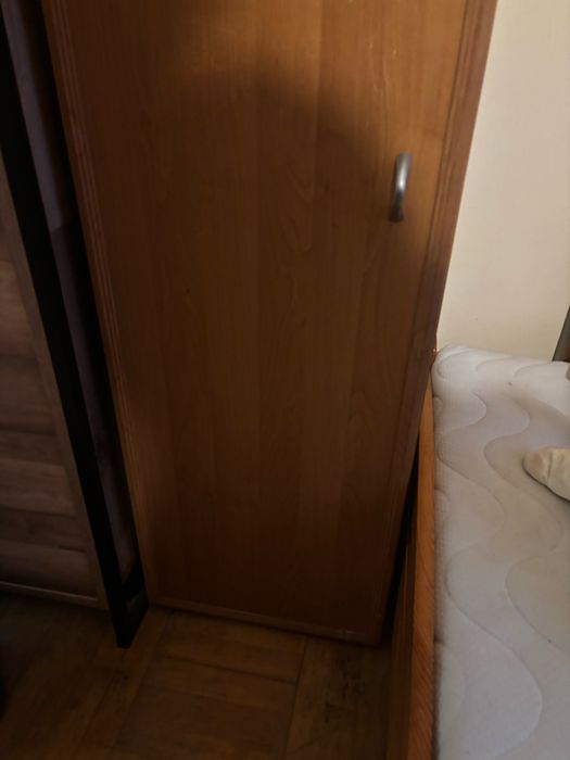 Szafka na ciuchy z półkami