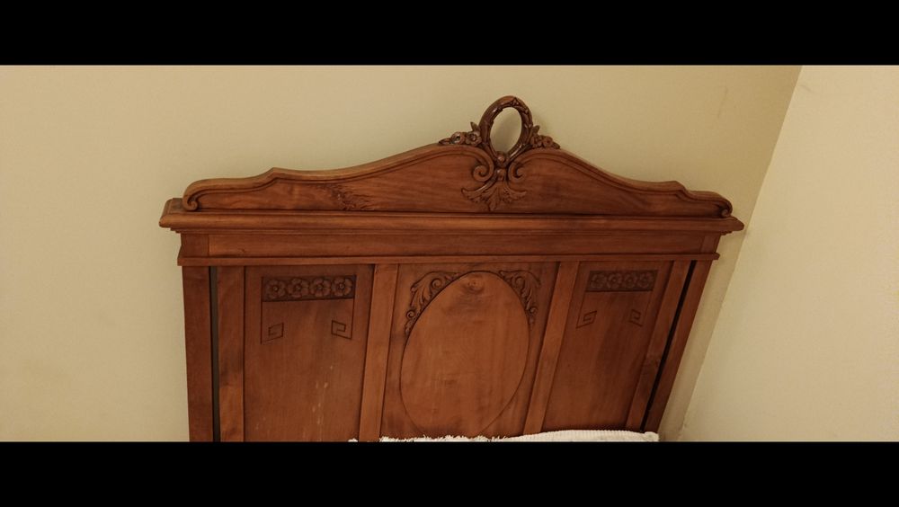 Móvel sala, televisão, cama antiga, mesa de centro, mesinha retangular, cómoda antiga e mesa cozinha
