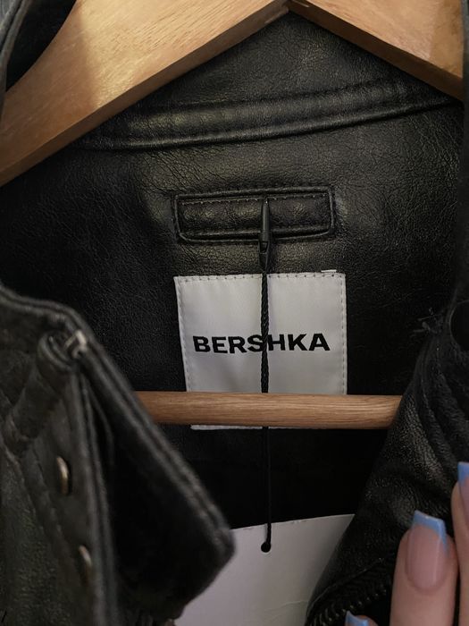 Чорна кожанка bershka