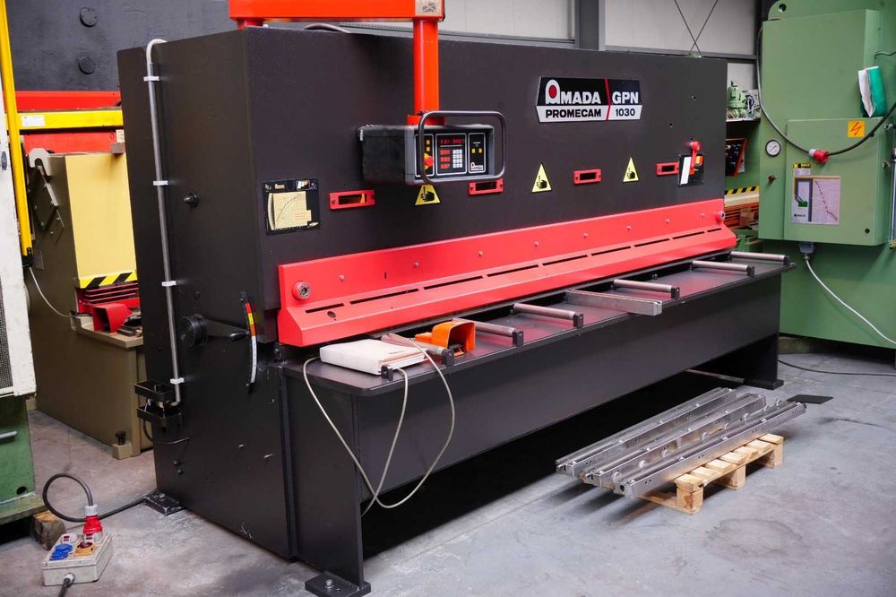 Komplet maszyn Amada do obróbki blachy 10x3100 krawędziarka + gilotyna