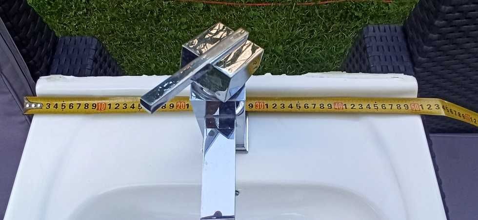 Umywalka, zlew łazienkowy biały komplet z baterią oraz syfonem.