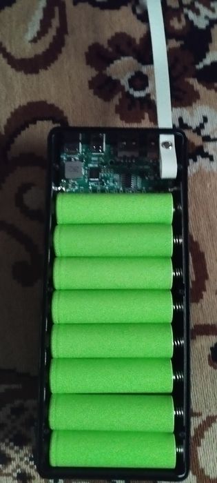 Повер банк на 45000м. присутствует быстрая зарядка,и фонарик