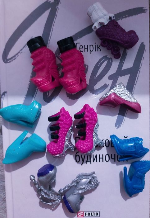Взуття і одяг для ляльок  Monster High , Ever After High , Блум Winx