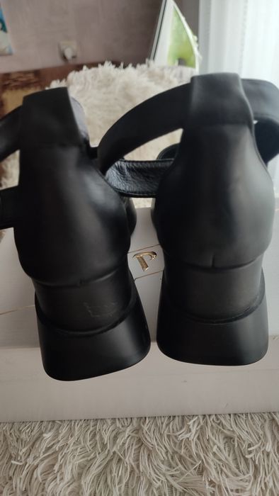 Продам шкіряні нові босоніжки