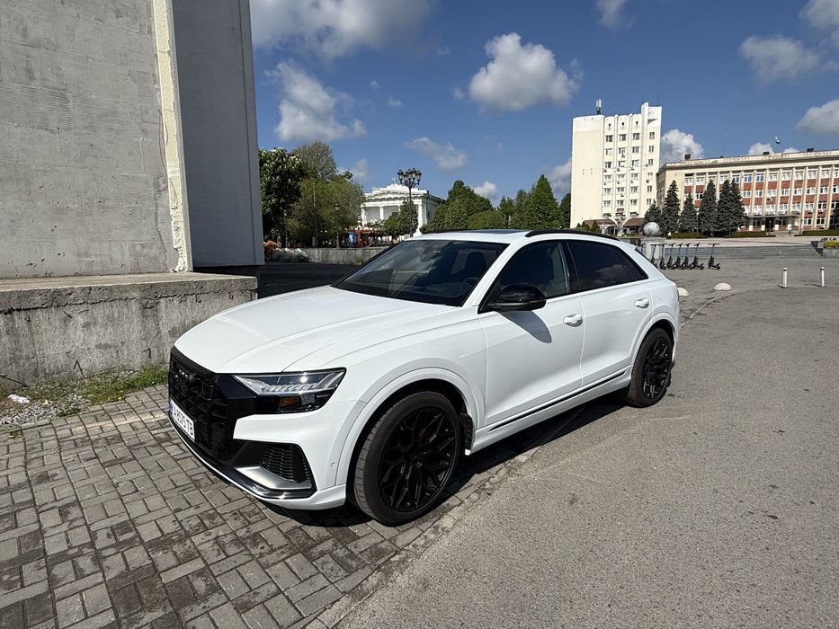 Біла Audi SQ8 2021