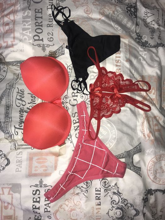 Білизна: червоний бюстгалтер та троє трусиків б/у
