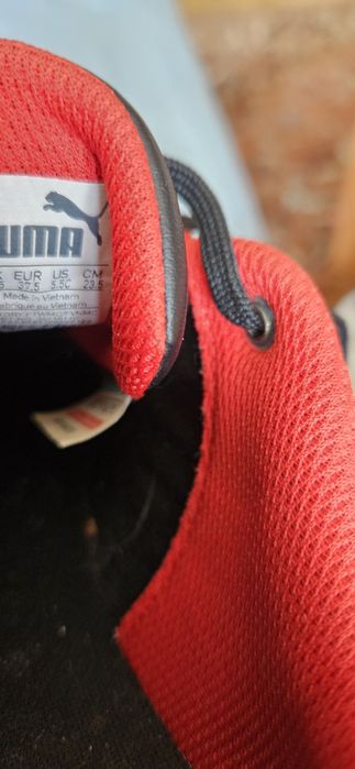 Czarne Puma Ferrari