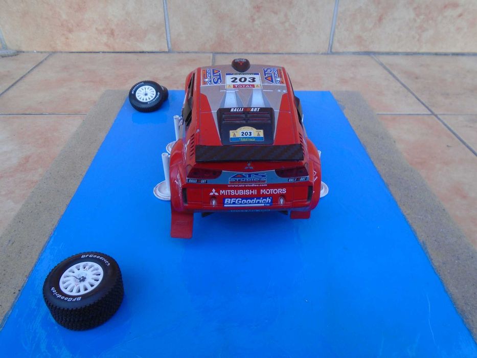 Mitsubishi Pajero Rallye Dakar 1:18 Diorama Pit Stop