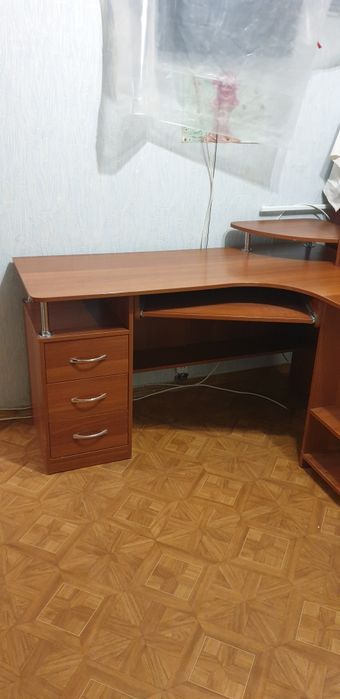 Продам компьютерный стол