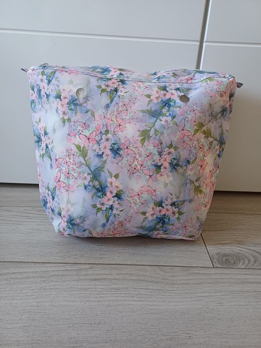 O Bag Standard, niebieski organizer w różowe kwiaty, motyle do torebki