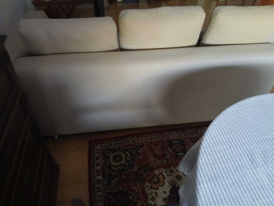 Vendo sofá cama  de 3 lugares, bege , usado mas em ótima condições. Possui 3 almofadas.