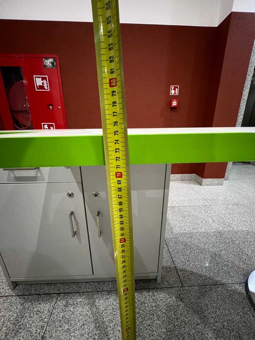 Zestaw nowoczesnych mebli biurowych - fotele i biurko