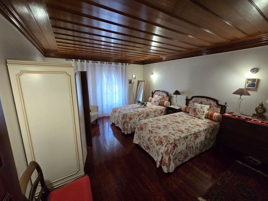 Moradia T4+1 de Prestígio | 488 m² de Área Bruta | 3 Suítes | Jardim | Garagem | Centro de Tomar