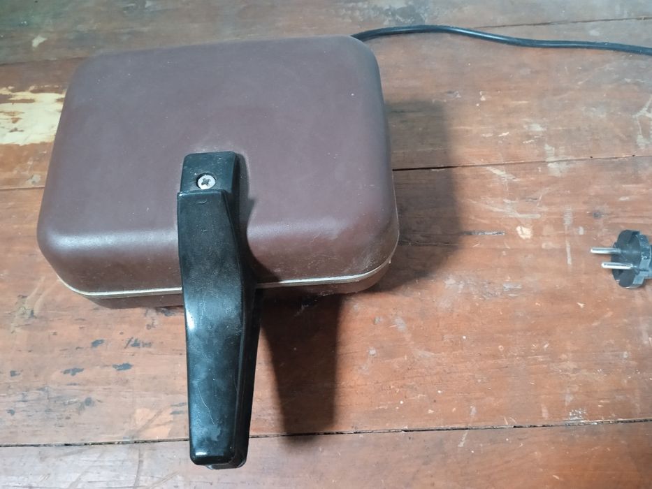 Продам электровафельницу