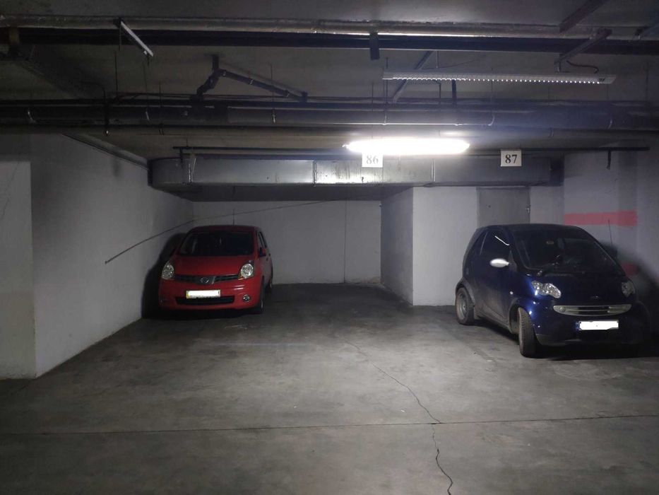 Продам паркомісце в підземному паркінгу ТЦ Афіна, площа Грецька