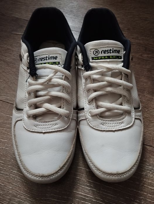 Кросівки шкіряні.