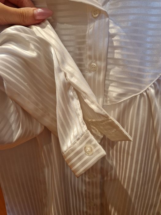 Camisa de cetim branca às riscas