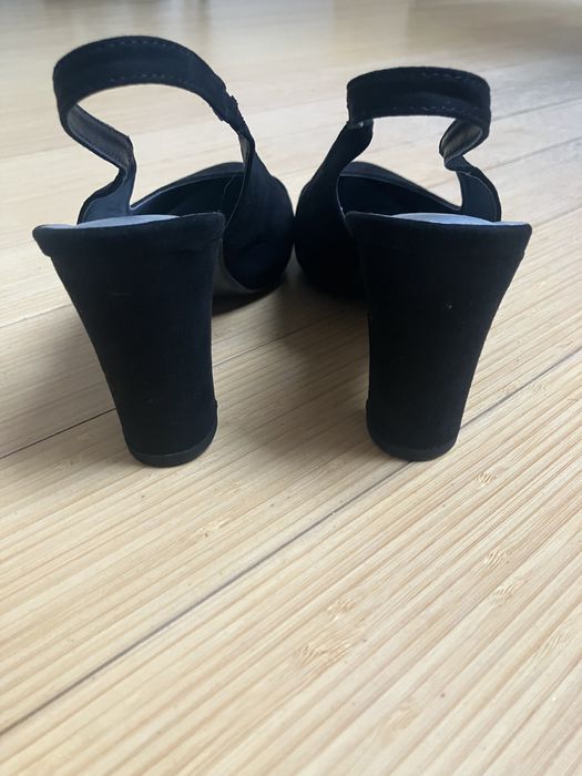 Czarne buty na obcasie