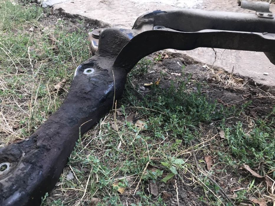 Продам передній підрамник до автомобіля Форд Мондео 2 покоління,обьем