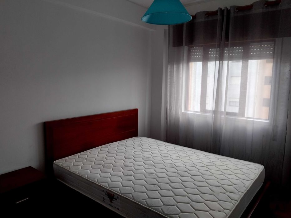 Arrenda-se quarto para solteiro/a