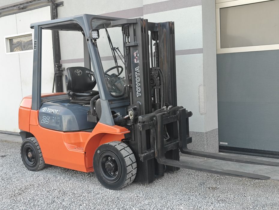 Wózek Toyota 7FDF25 2,5T Diesel Triplex 4.3m Z Niemiec Przebieg 4300mtg