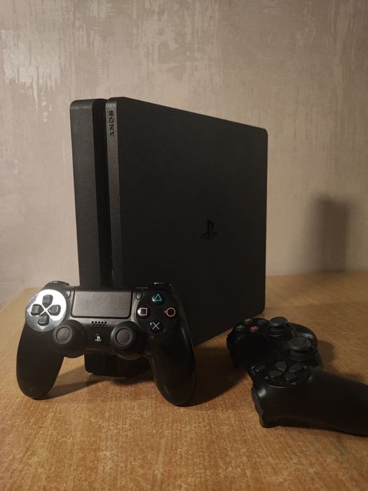 Sony PlayStation 4 Slim Gold Net(на 1 тер)+ 2 джойстики 
2