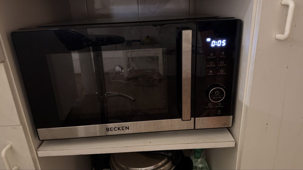 Micro-ondas BECKEN BMWO9035BK 27L – Air Fryer + Grill