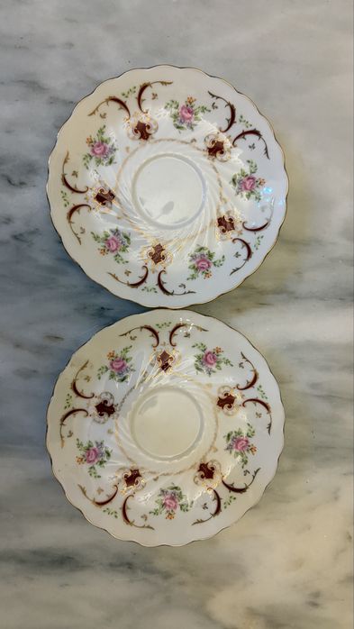 Chavena e dois pires em porcelana
