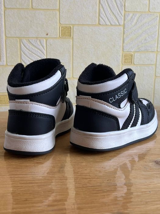 Кросівки та Хайтопи