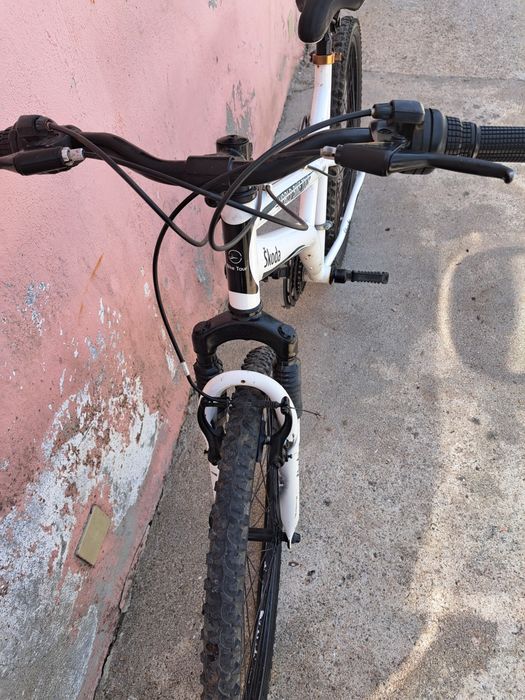 Bicicleta skoda com suspensão