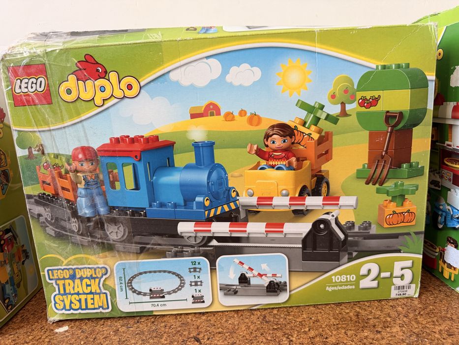 Сім наборів lego duplo 2-5років і дощечка зелена