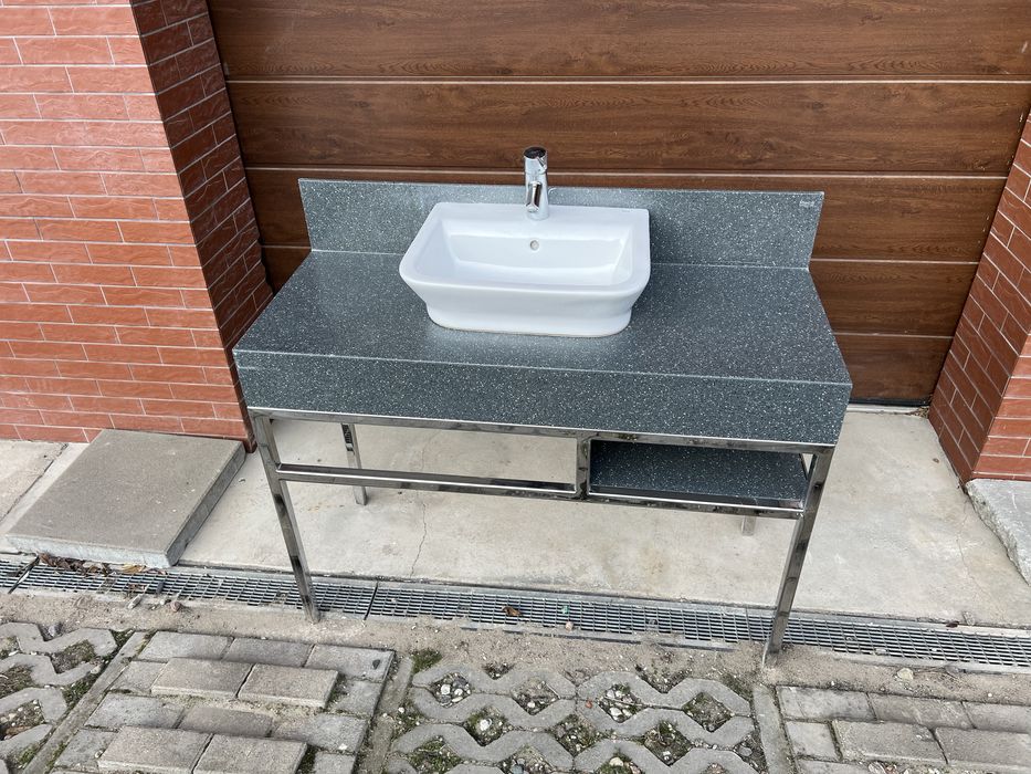 Blat łazienkowy zintegrowany z umywalką