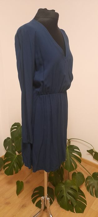 Granatowa sukienka na zakładkę